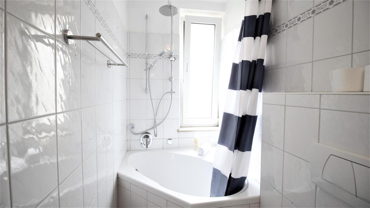 Zentral Wohnen - Inkl. Privatem Stellplatz Apartamento Wurtzburgo Exterior foto